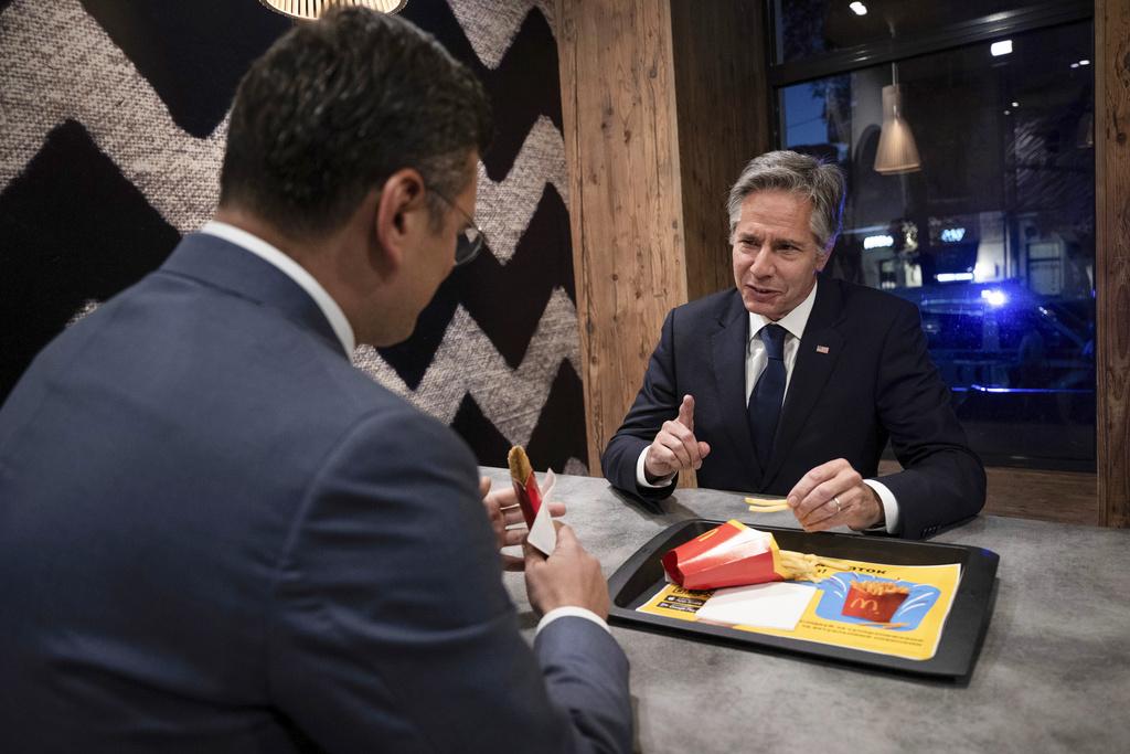 布林肯與烏克蘭外交部長庫列巴快閃基輔麥當勞,一起吃薯條。(美聯社)