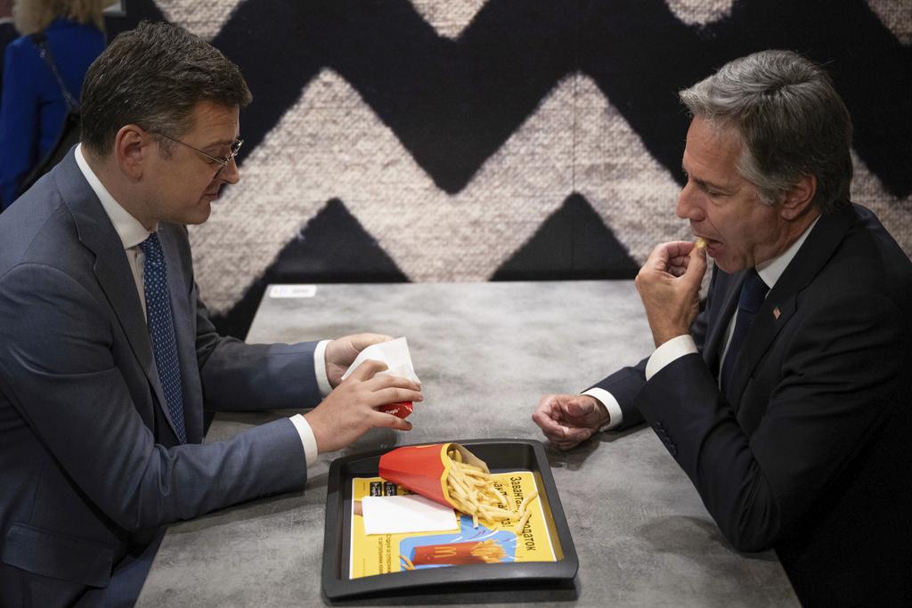 布林肯與烏克蘭外交部長庫列巴快閃基輔麥當勞,一起吃薯條。(美聯社)