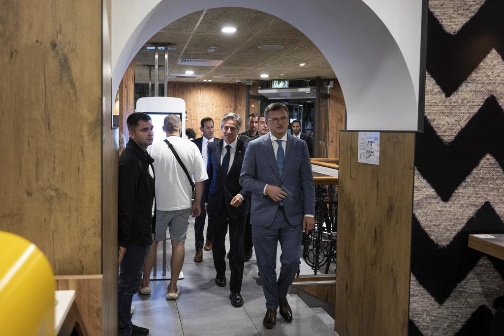 布林肯快閃基輔麥當勞。(美聯社)