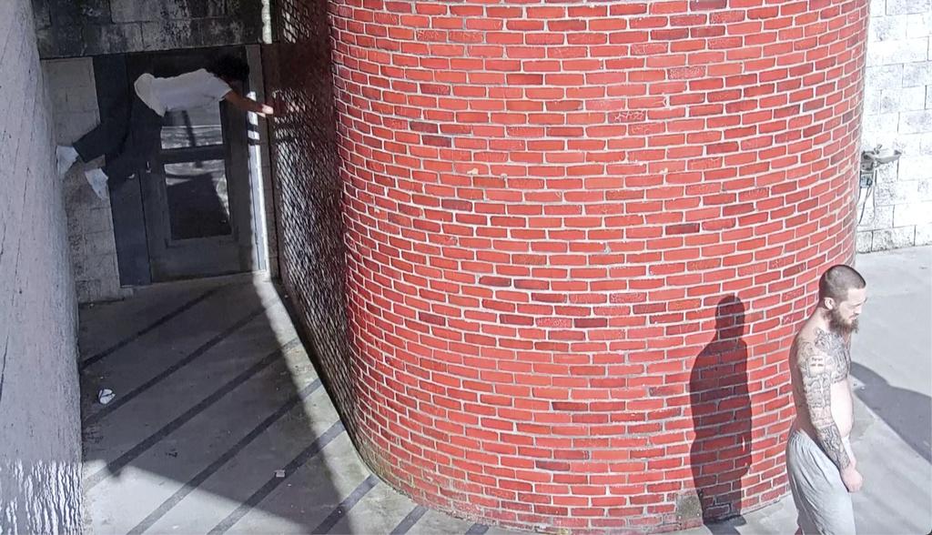 卡瓦爾坎特使出壁虎功逃獄。(美聯社)