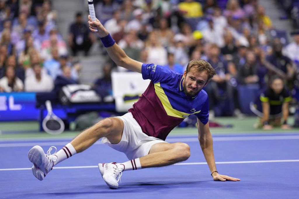 梅韋迪夫比賽期間跌倒。(美聯社)