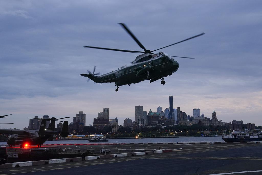拜登乘總統專用直升機飛抵紐約。(美聯社)