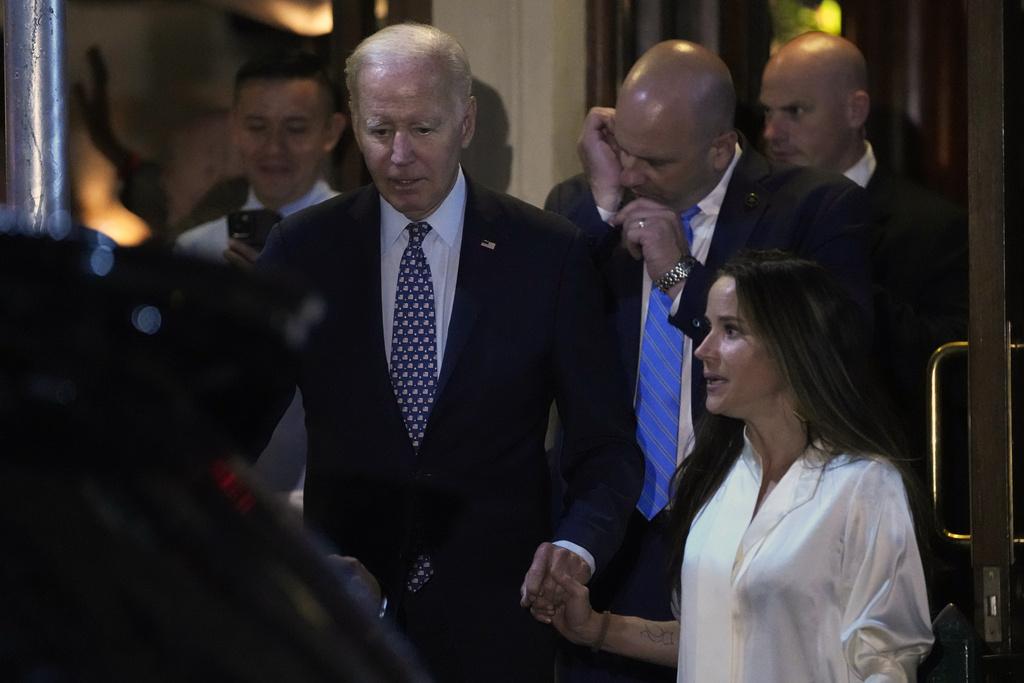 拜登周日與女兒Ashley在紐約一間餐廳晚膳後離開。(美聯社)