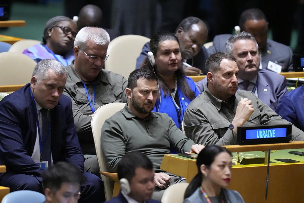 澤連斯基在台下聆聽拜登發言。(美聯社)