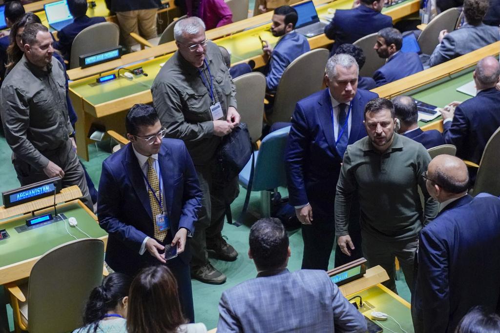 澤連斯基聆聽拜登發言後離席。(美聯社)