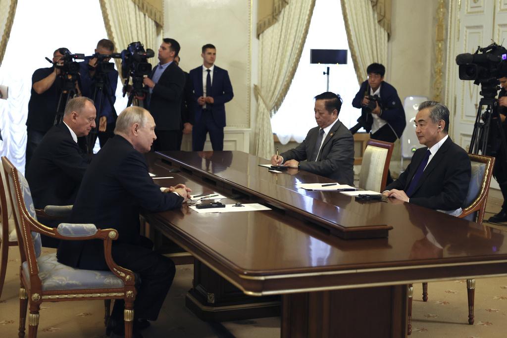 王毅周三會晤俄羅斯總統普京。(美聯社)