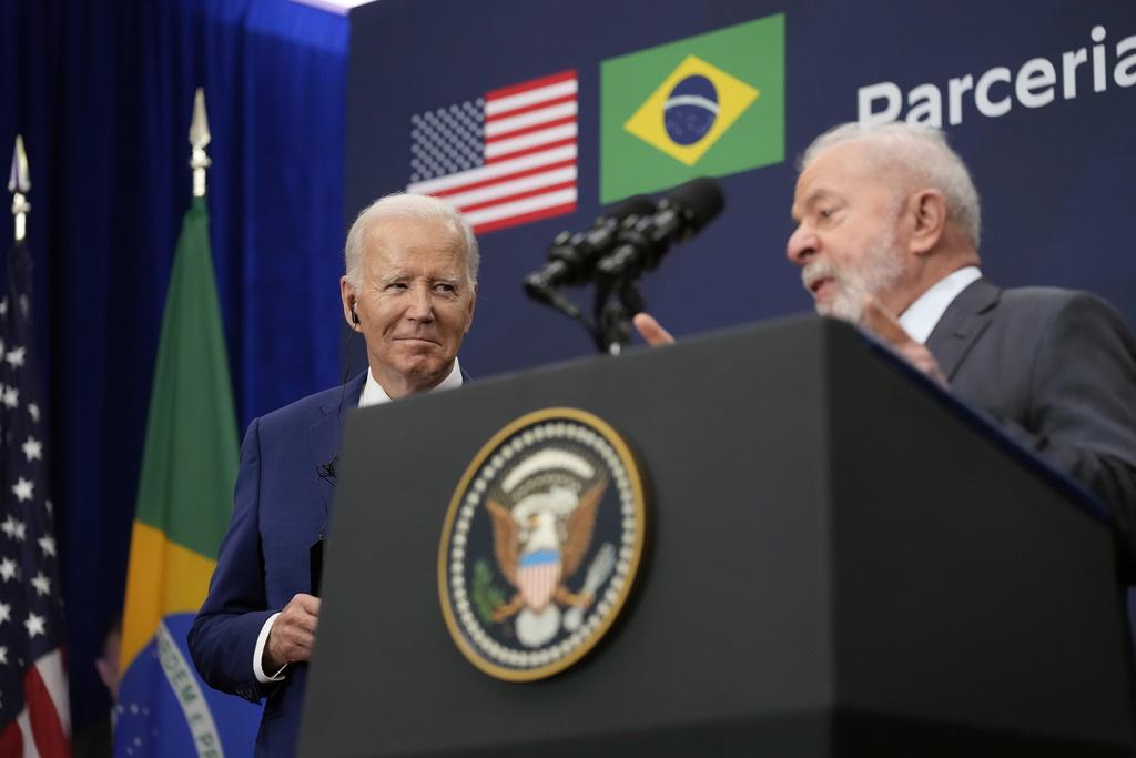 拜登出醜|拜登與盧拉一起見記者。(美聯社)