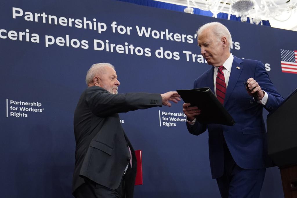 拜登出醜|拜登與盧拉一起見記者。(美聯社)