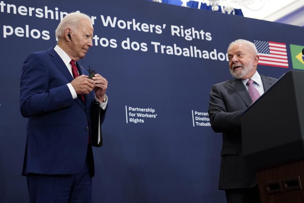 拜登出醜|拜登與盧拉一起見記者。(美聯社)