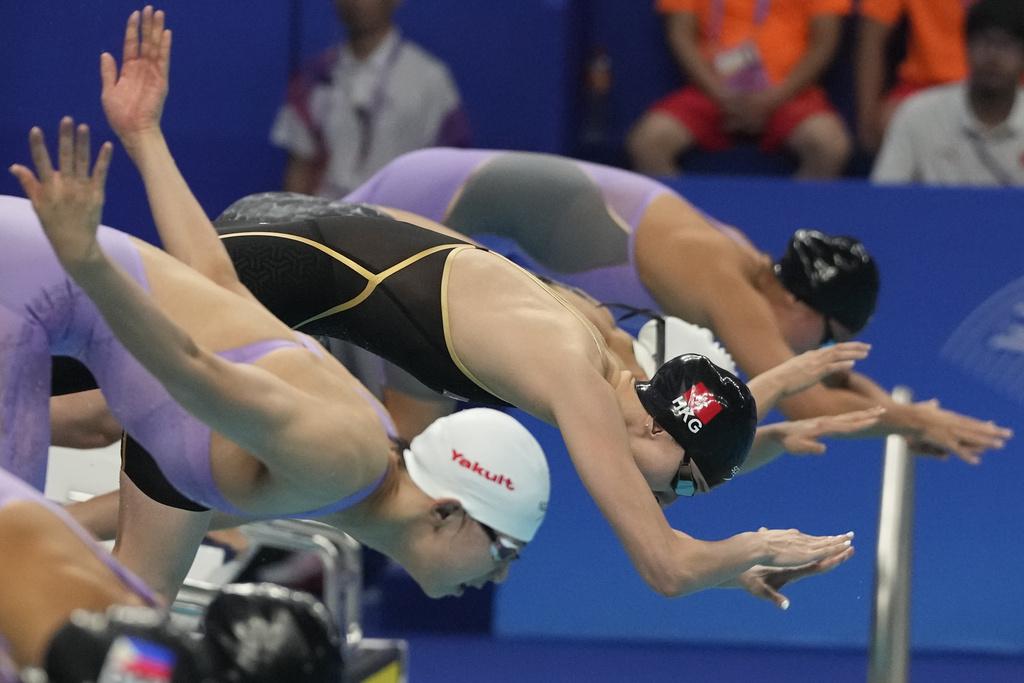 譚凱琳在女子50米自由泳打入決賽。(美聯社)