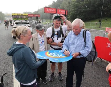 William Cooksey在朋友的協助下,完成了21公里的半馬拉松,成為有史以來最年長的半馬完賽者。