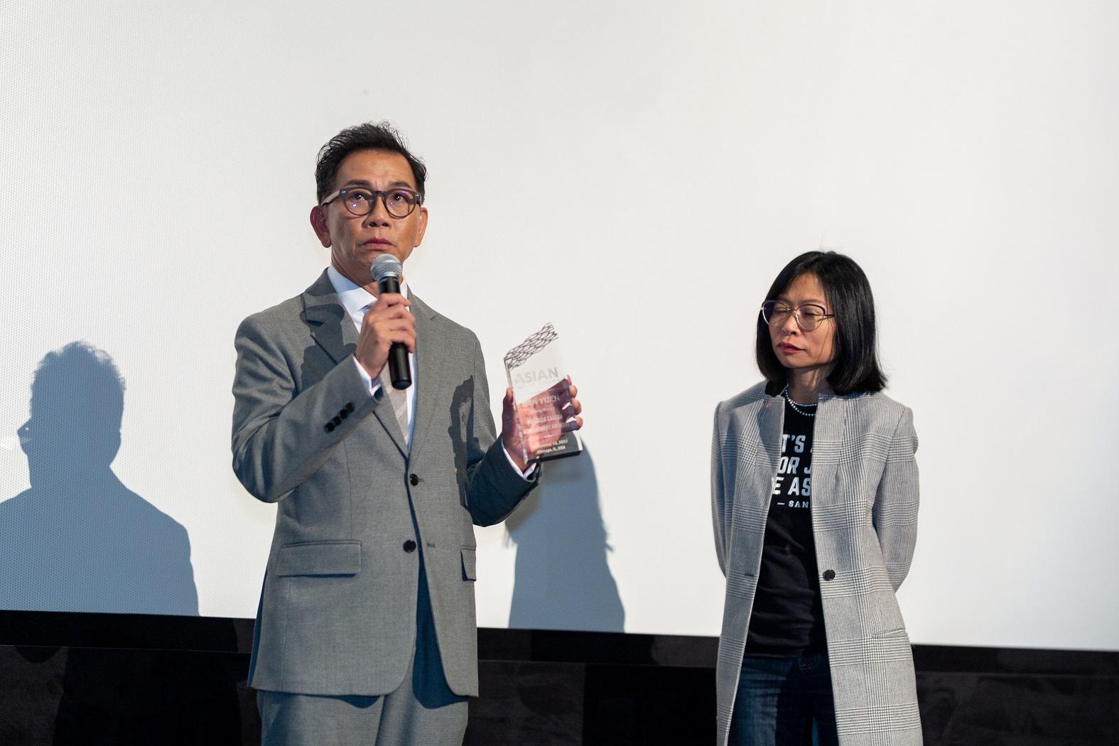 袁富華獲得芝加哥《亞洲躍動電影節》演藝事業成就獎,特地赴當地領獎。