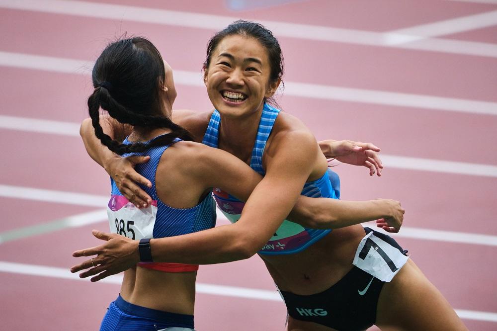 香港田徑代表呂麗瑤與盛楚殷賽後擁抱。(港協暨奧委會圖片)