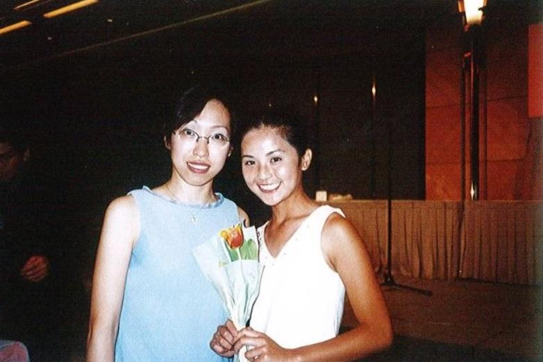 蔡卓妍在玫瑰崗學校讀高中,更是風頭躉。