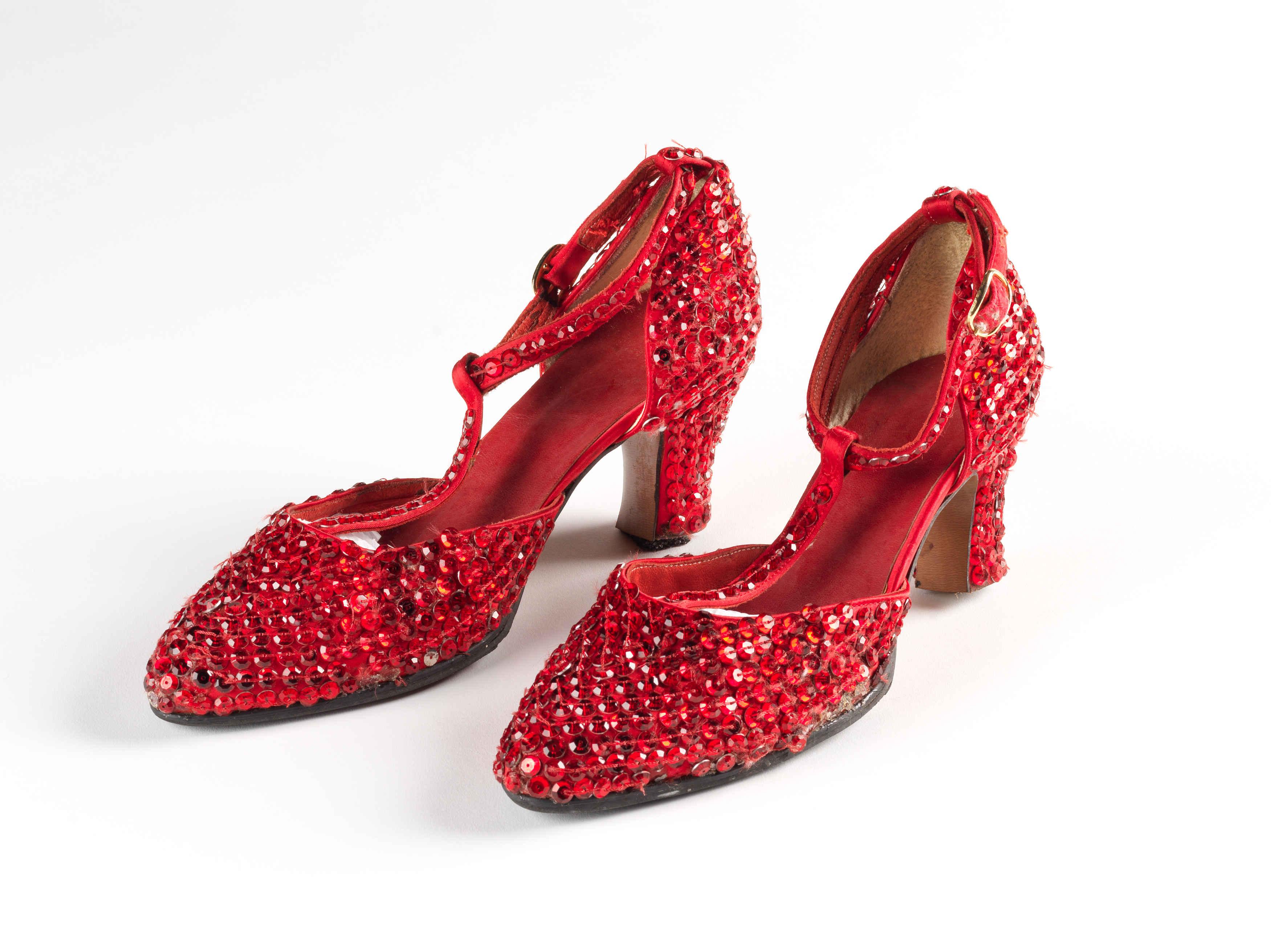 張國榮紀念展|張國榮於《跨越97》演唱會時穿着的紅色高跟鞋(文化博物館圖片)