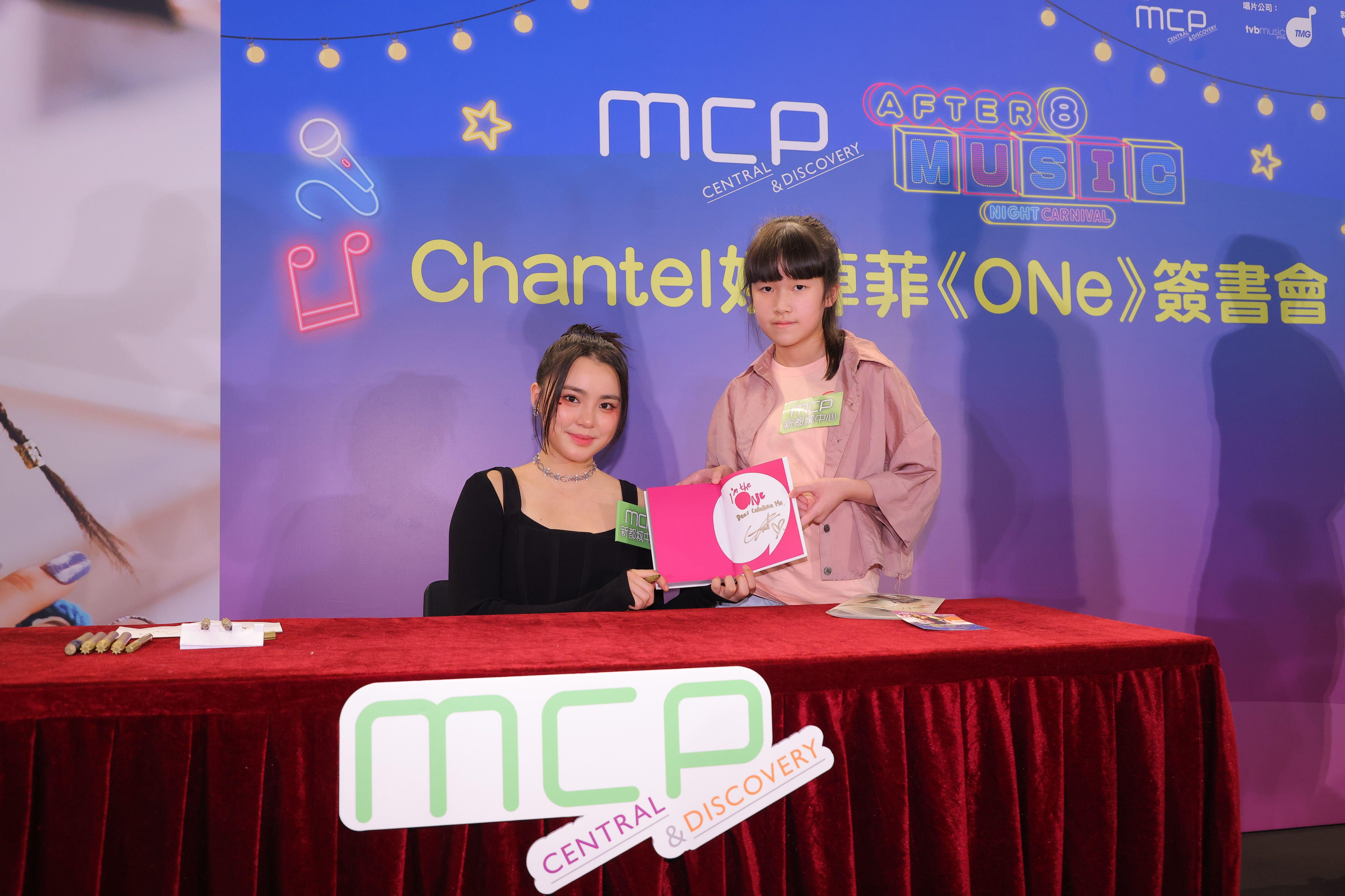 姚焯菲舉行首個個人相集簽書會。