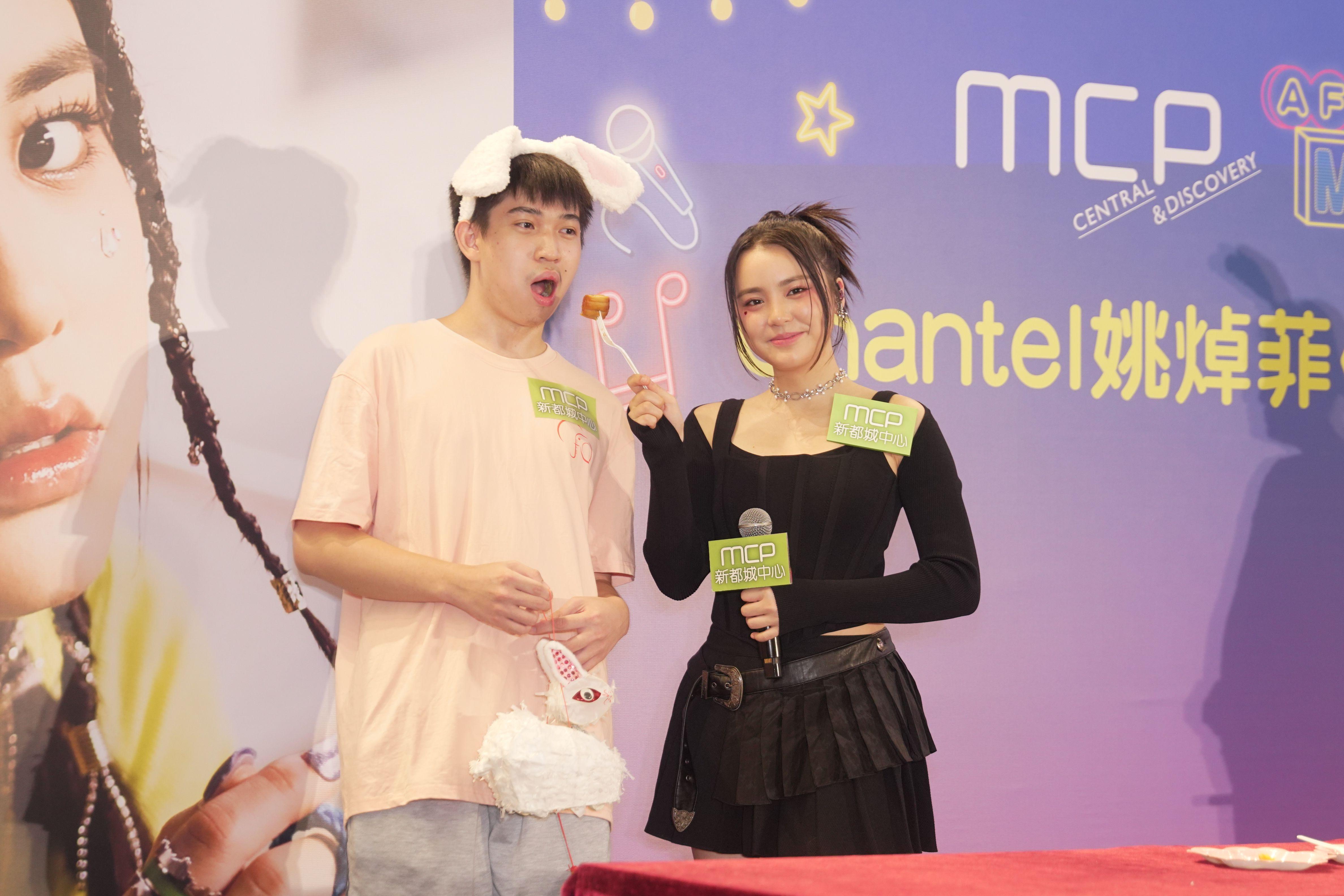 姚焯菲與fans共度一個難忘且歡樂之中秋夜。