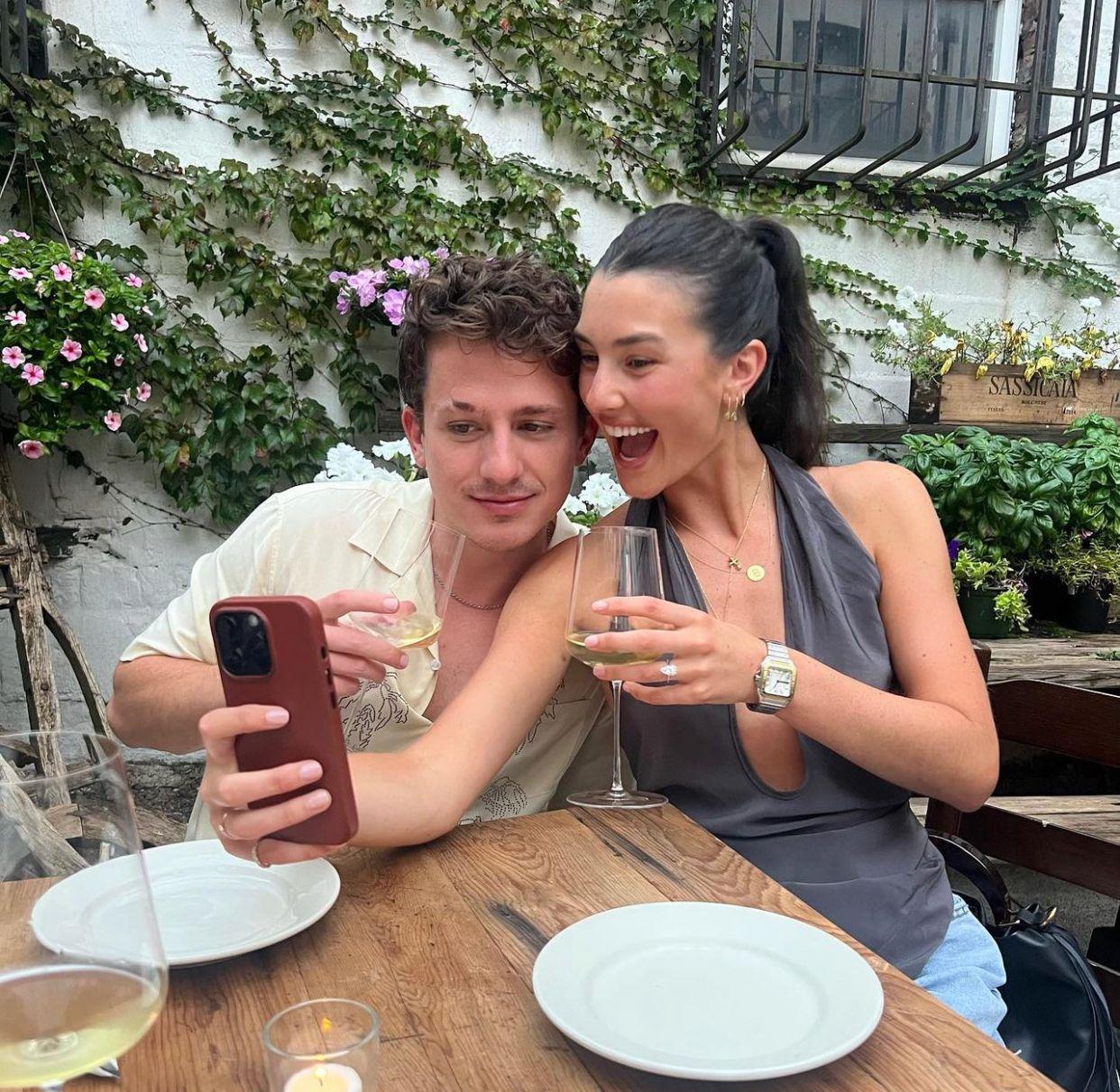 Charlie Puth透過IG報喜,Brooke Sansone更展示手上的訂婚鑽戒。