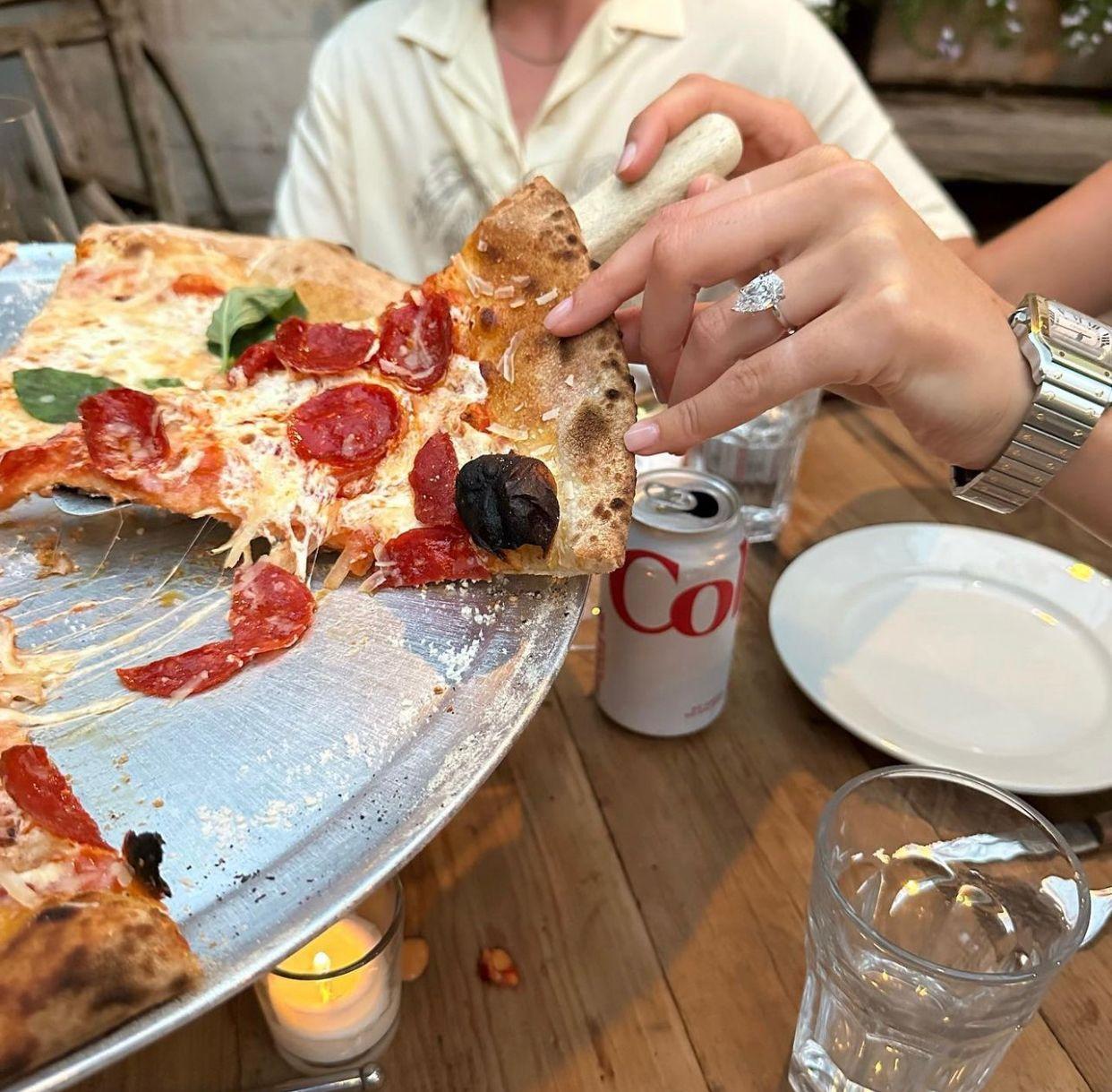 Charlie Puth透過IG報喜,Brooke Sansone更展示手上的訂婚鑽戒。