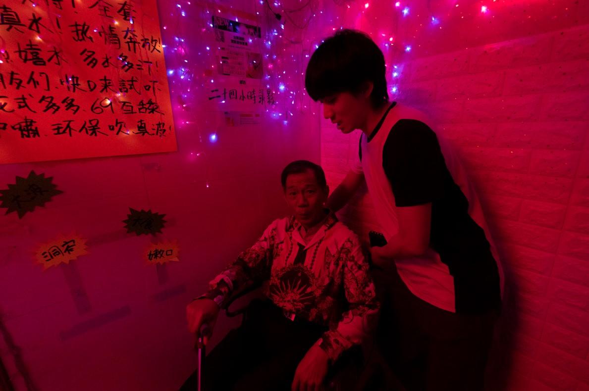 袁富華飾演的華哥是位輕度智障人士,他獨力湊大在戲中兒子吳肇軒。