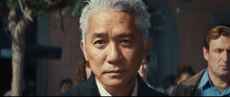 梁朝偉在New Jeans MV《Cool with You》僅有不足30秒鐘的鏡頭,而且全無台詞,但一雙「會說故事」的眼睛足以震懾人心,道盡了他對邱比特越過人神之別的警告。(影片截圖)