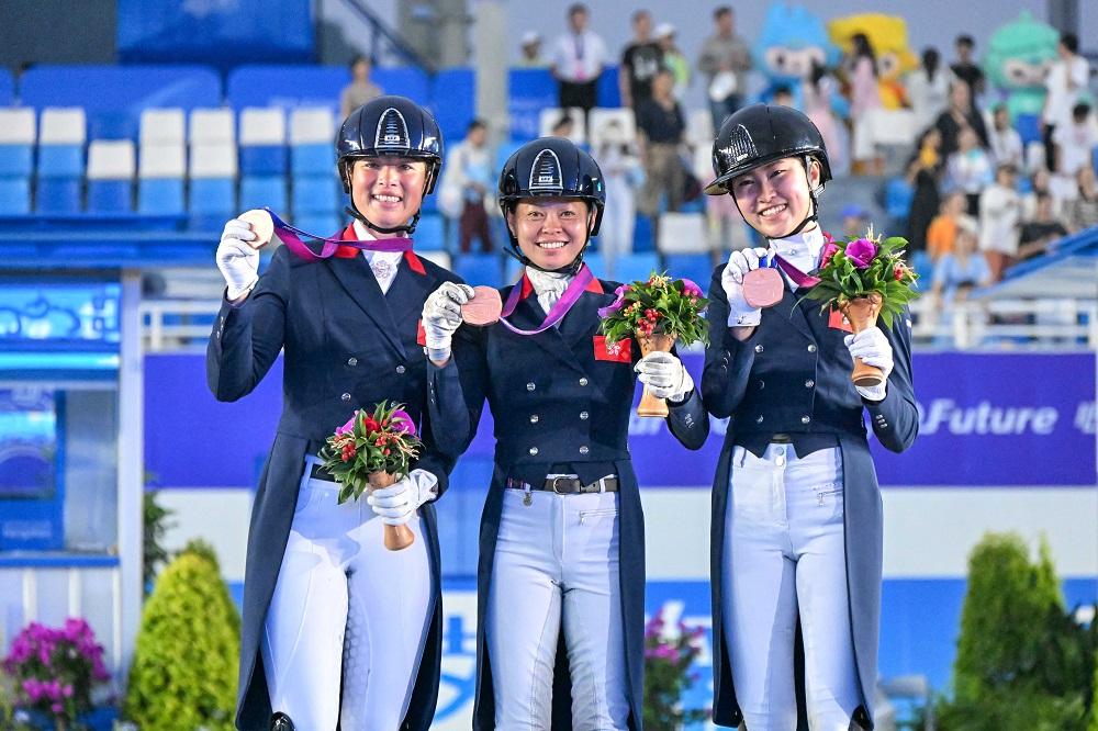香港馬術代表在盛裝舞步團體賽獲得銅牌。(港協暨奧委會圖片)