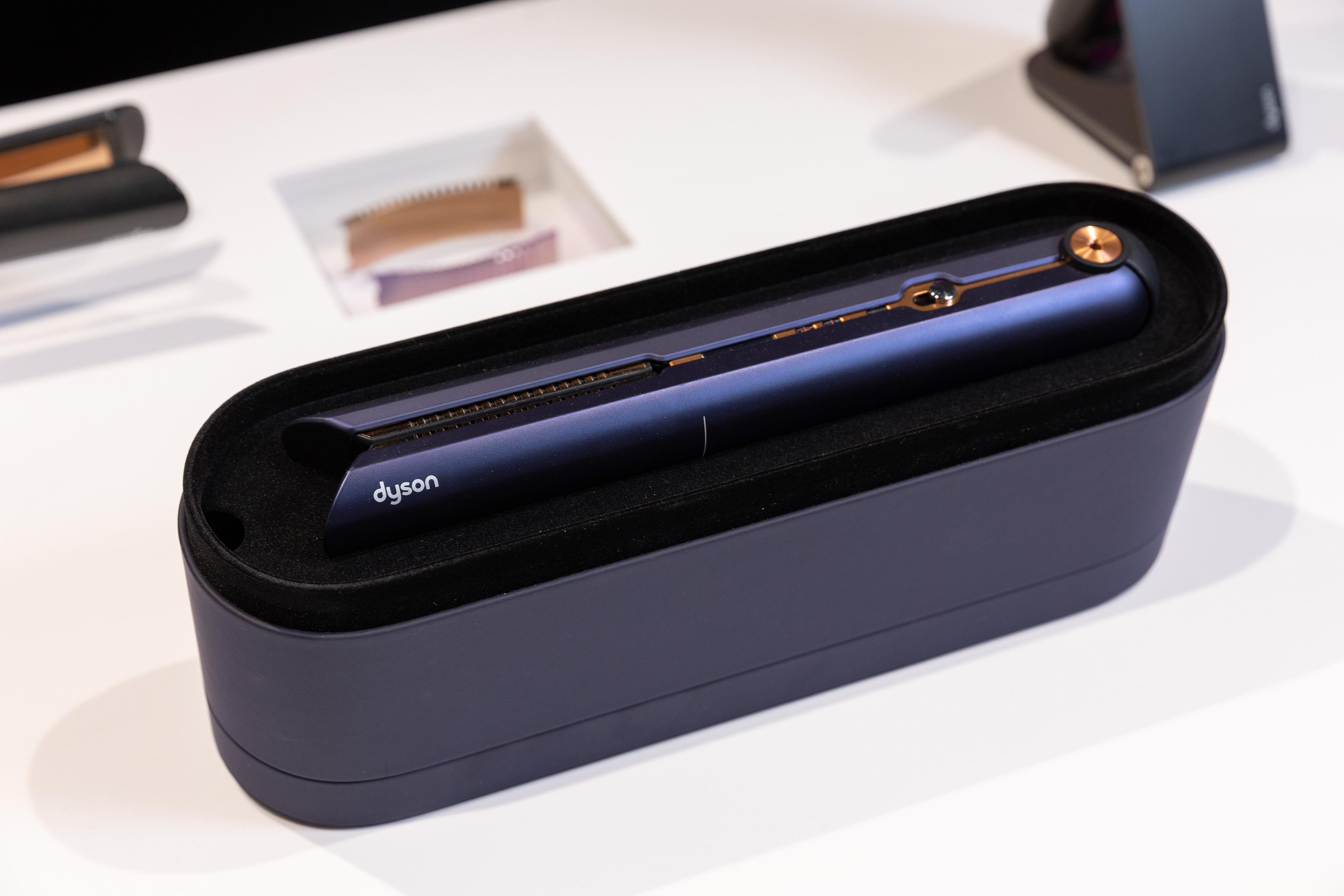 Dyson科研美髮體驗店展出Corrale直捲髮造型器。
