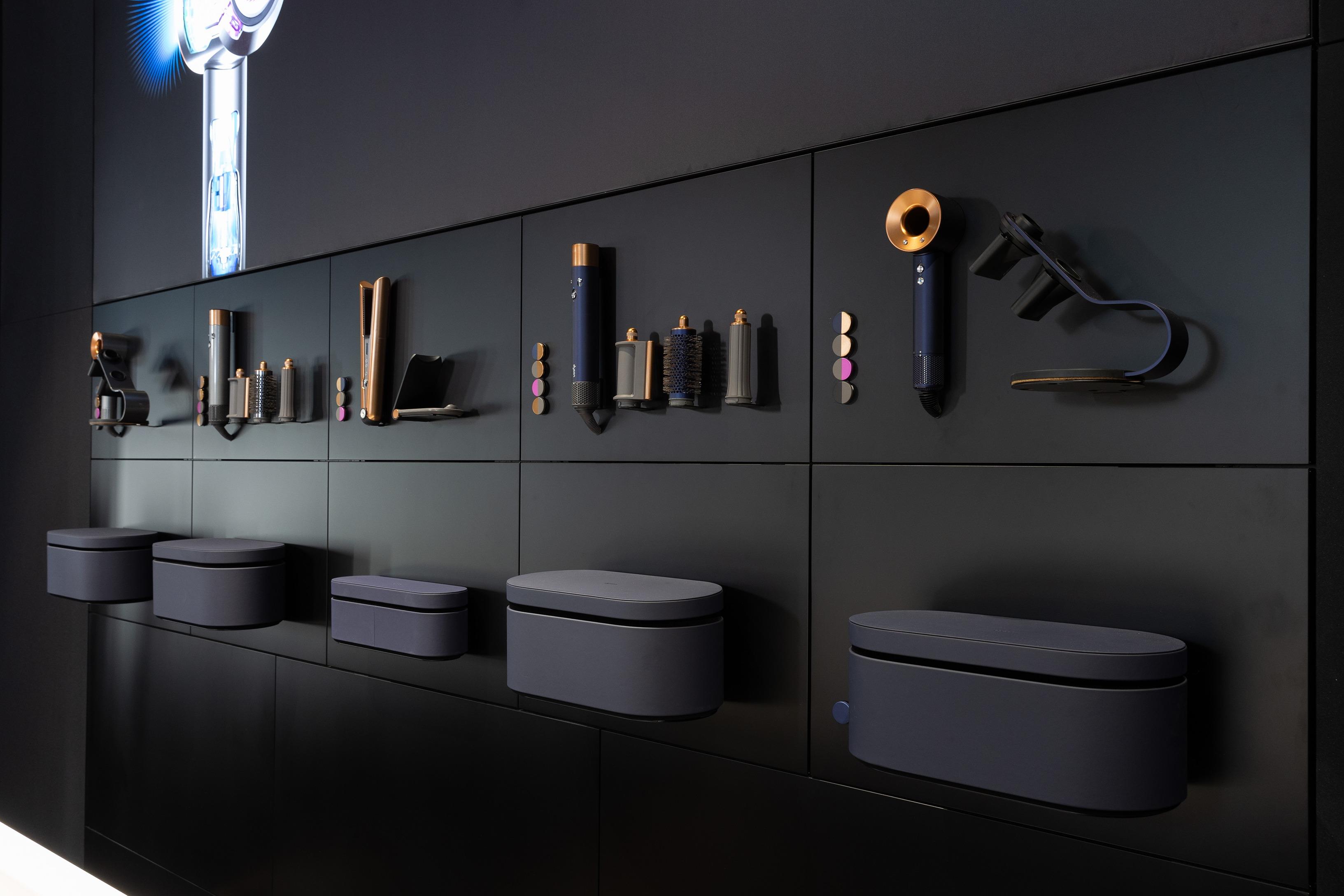 店內展示多款風筒、造型器及直捲髮造型器等。