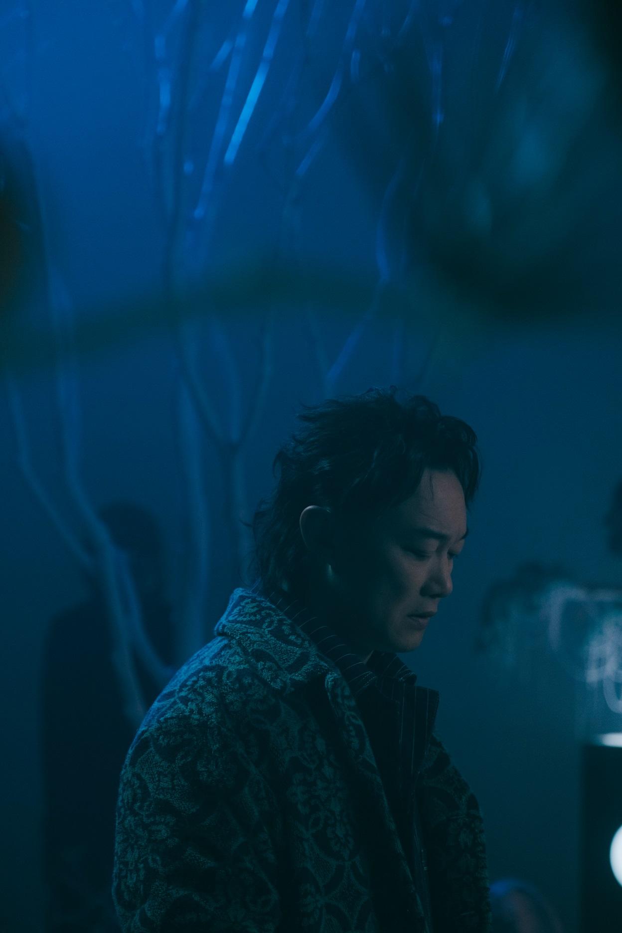 陳奕迅在 《Special One》MV演怪人。