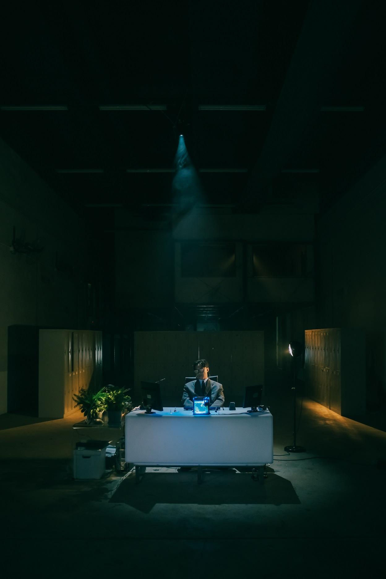 陳奕迅在 《Special One》MV演怪人。