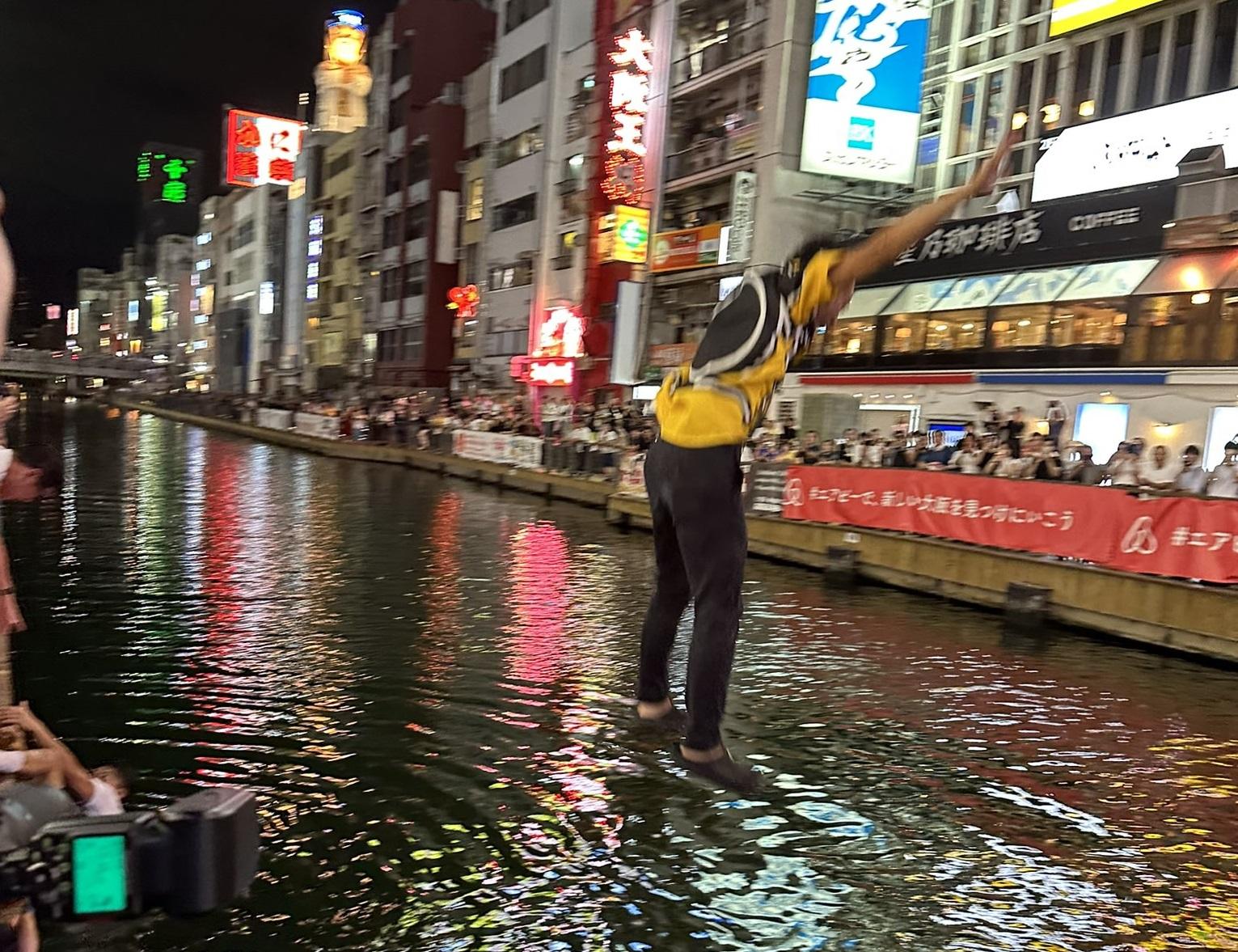 球迷改在河岸兩邊跳河。(X)