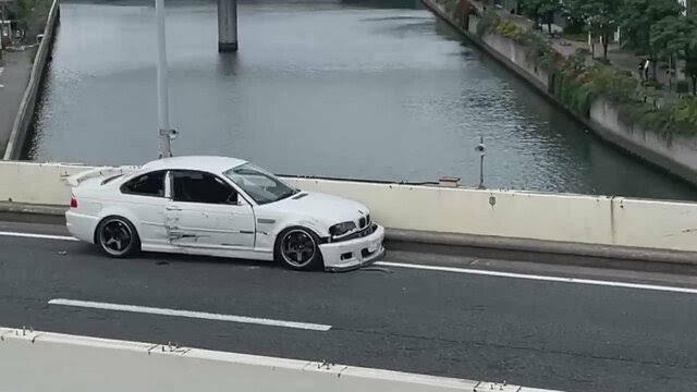 意外令公路被封鎖8個小時。(X)