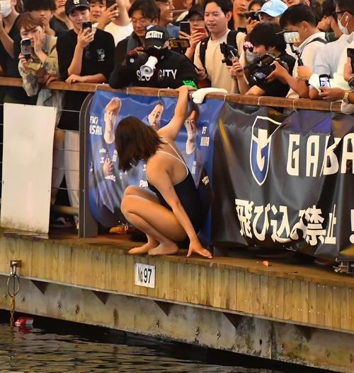 有女子穿好泳衣在河邊準備。(X)