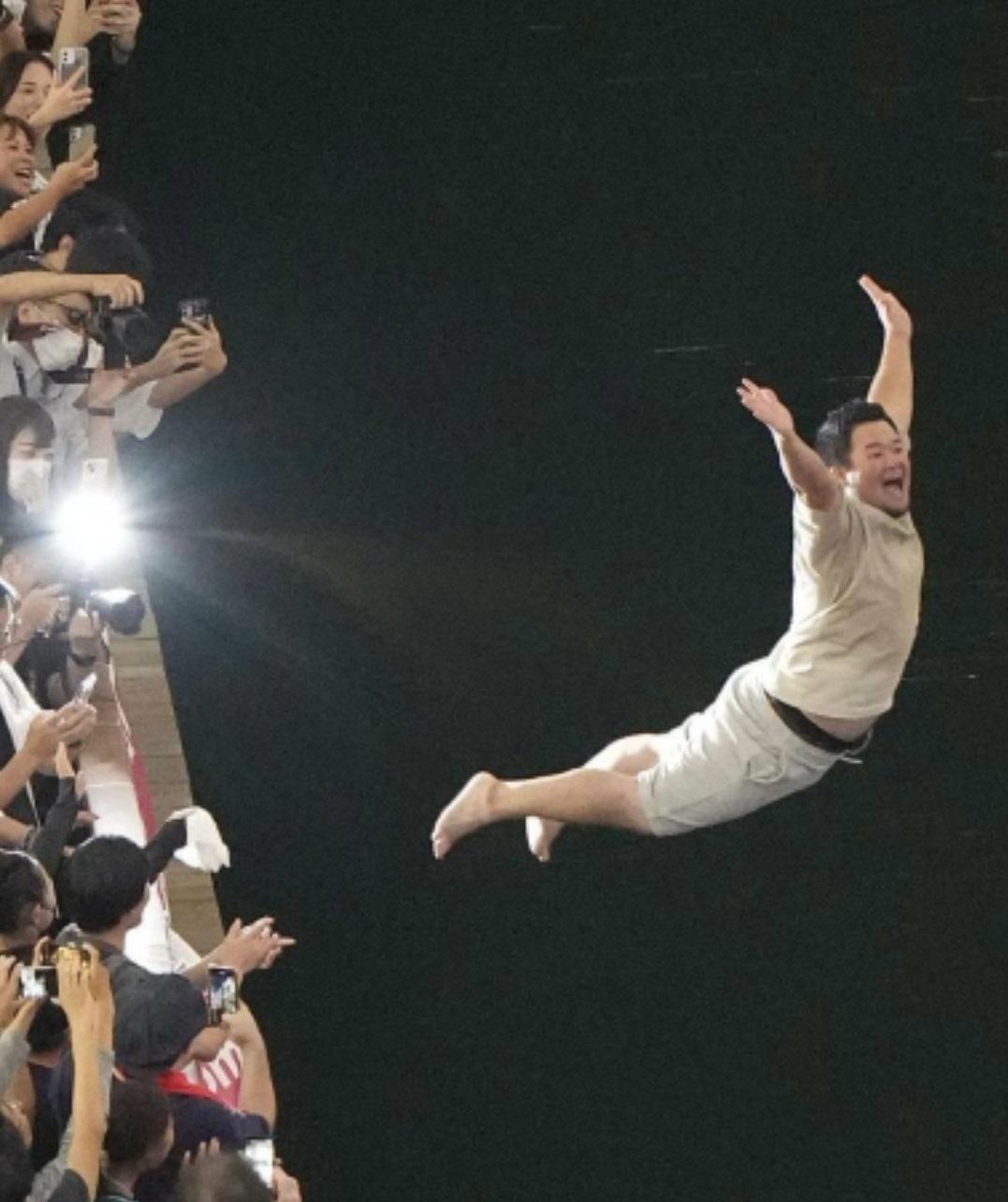 這位男士的動作獲網民瘋傳。(X)