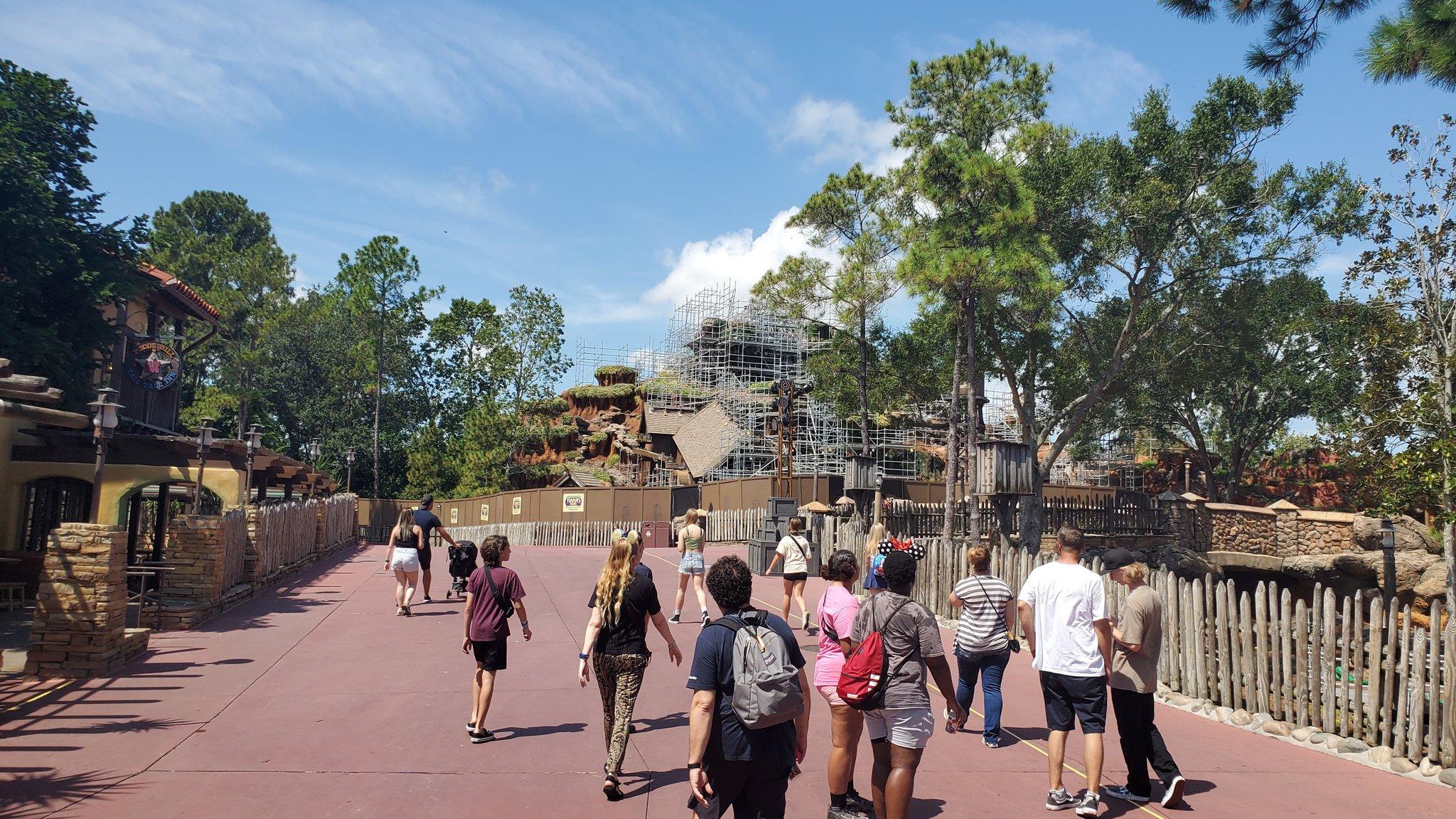 期間逾10個遊樂設施和景點一度關閉。(X)