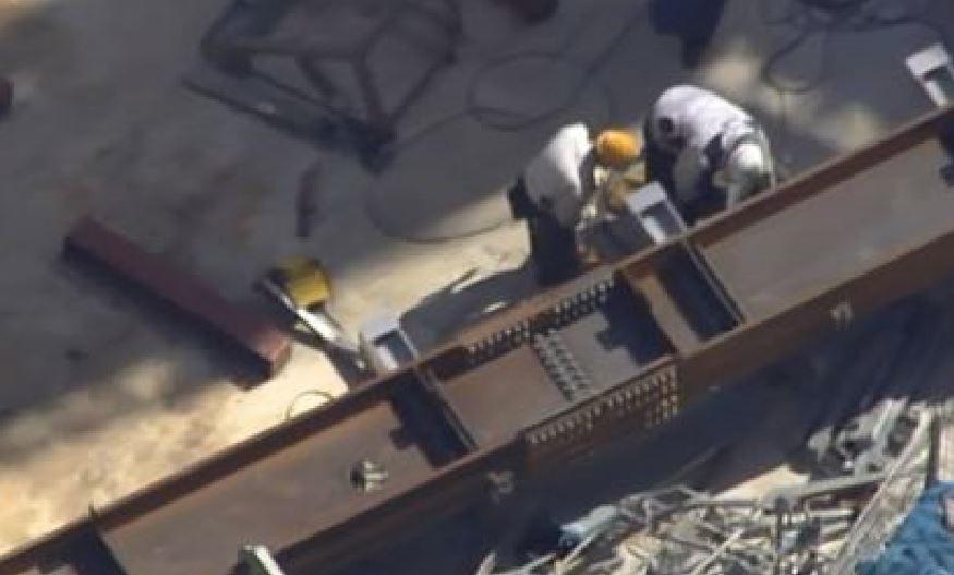 人員在檢查涉事工字鐵。(新聞截圖)