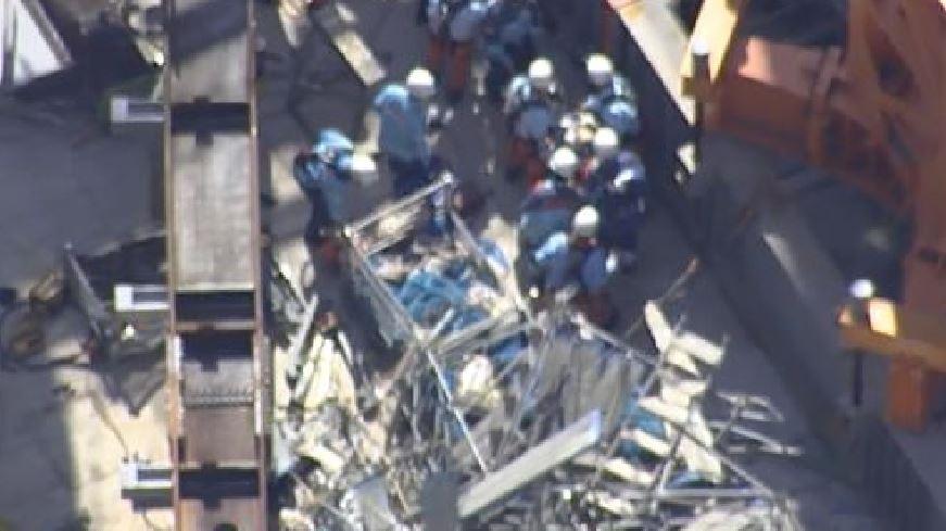 救援人員在地盤內拯救被困人士。(新聞截圖)