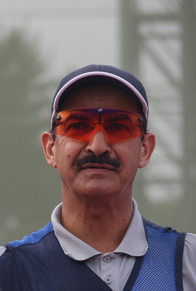 杭州亞運男子個人定向飛靶決賽,科威特60歲老將Abdullah Al-Rashidi締造60分滿靶平世界紀錄奪得個人生涯第4面亞運金牌。(網上截圖)