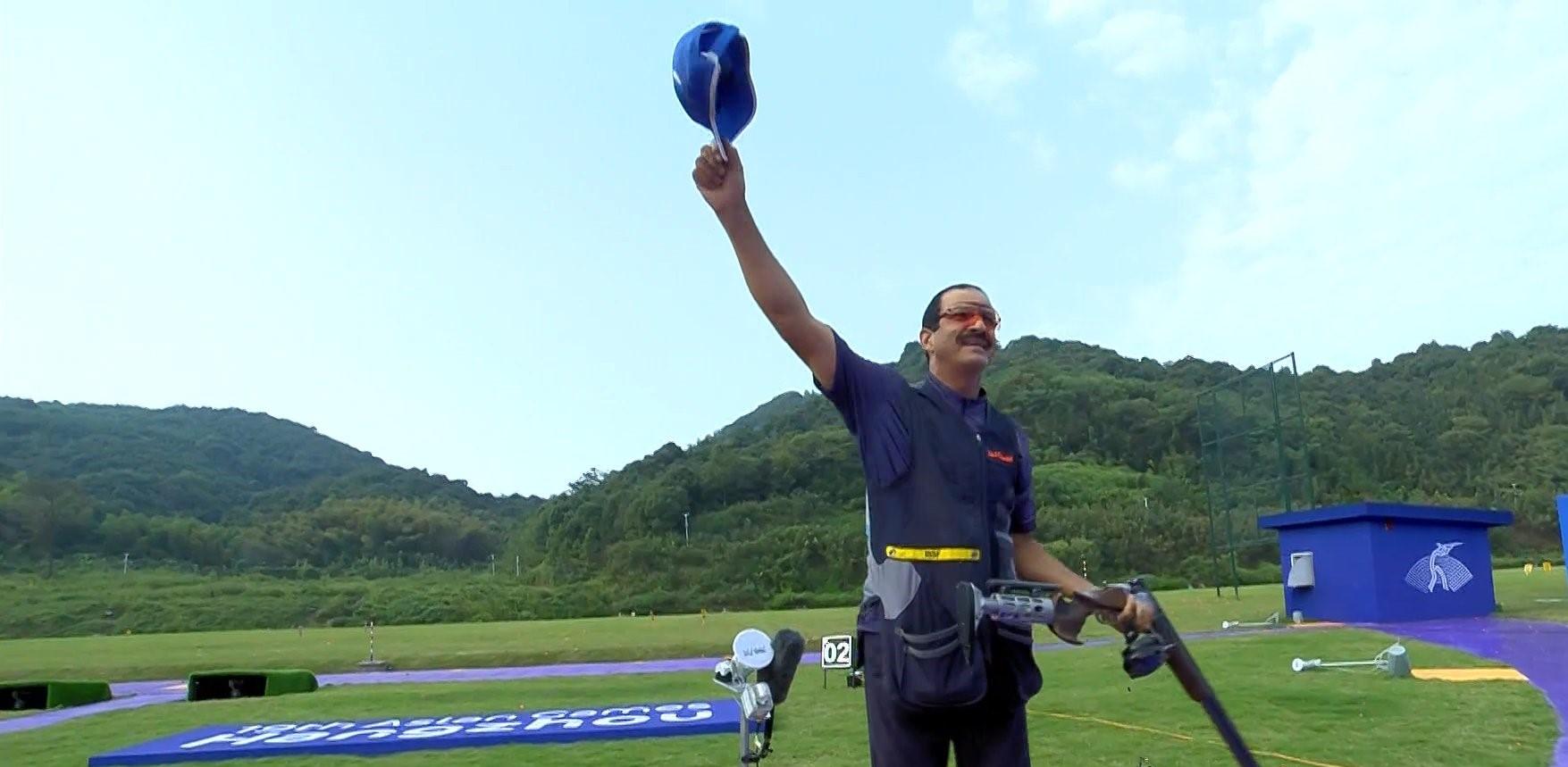 杭州亞運男子個人定向飛靶決賽,科威特60歲老將Abdullah Al-Rashidi締造60分滿靶平世界紀錄奪得個人生涯第4面亞運金牌。(網上截圖)