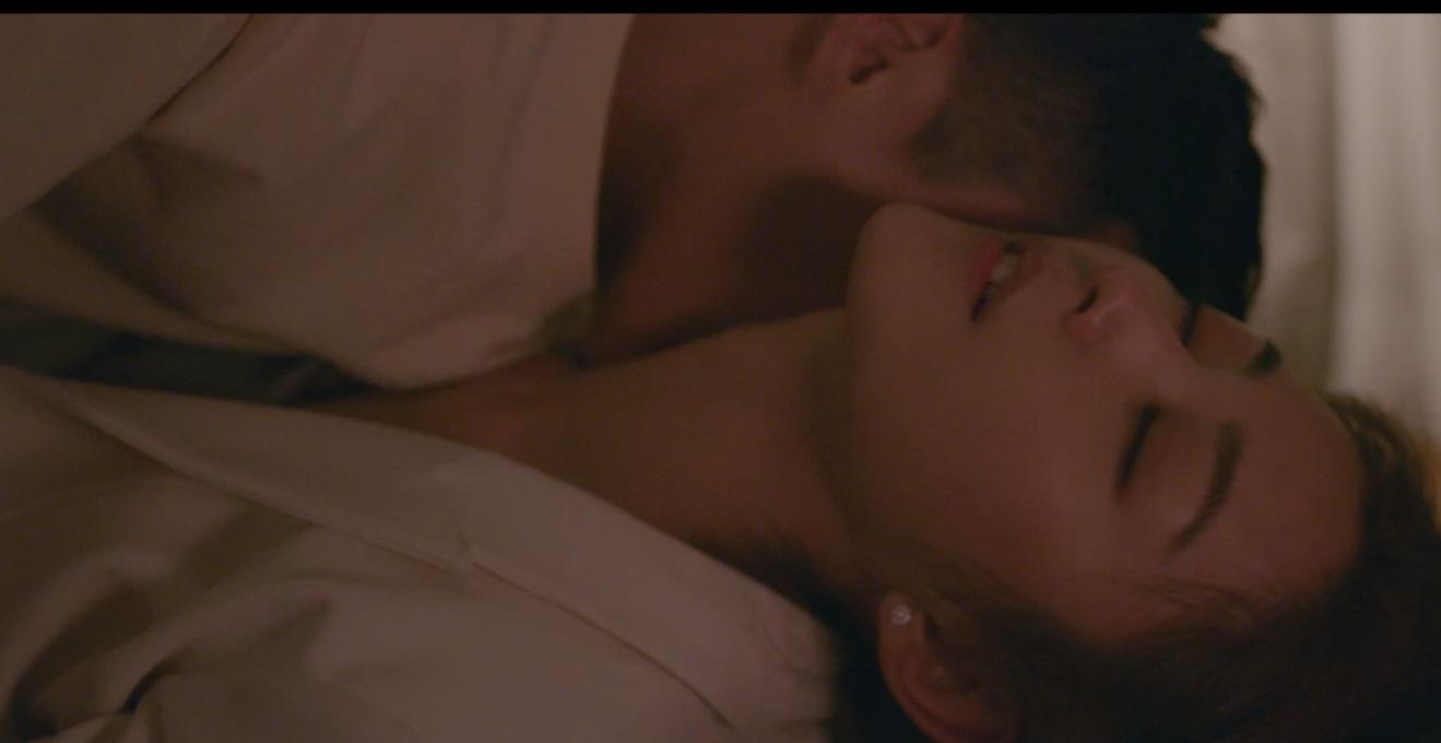 兩人肆無忌憚在客廳激情肉搏。