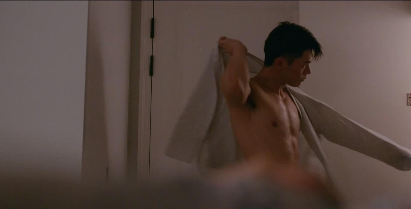 柯煒林為新劇赤膊上陣,大晒肌肉。