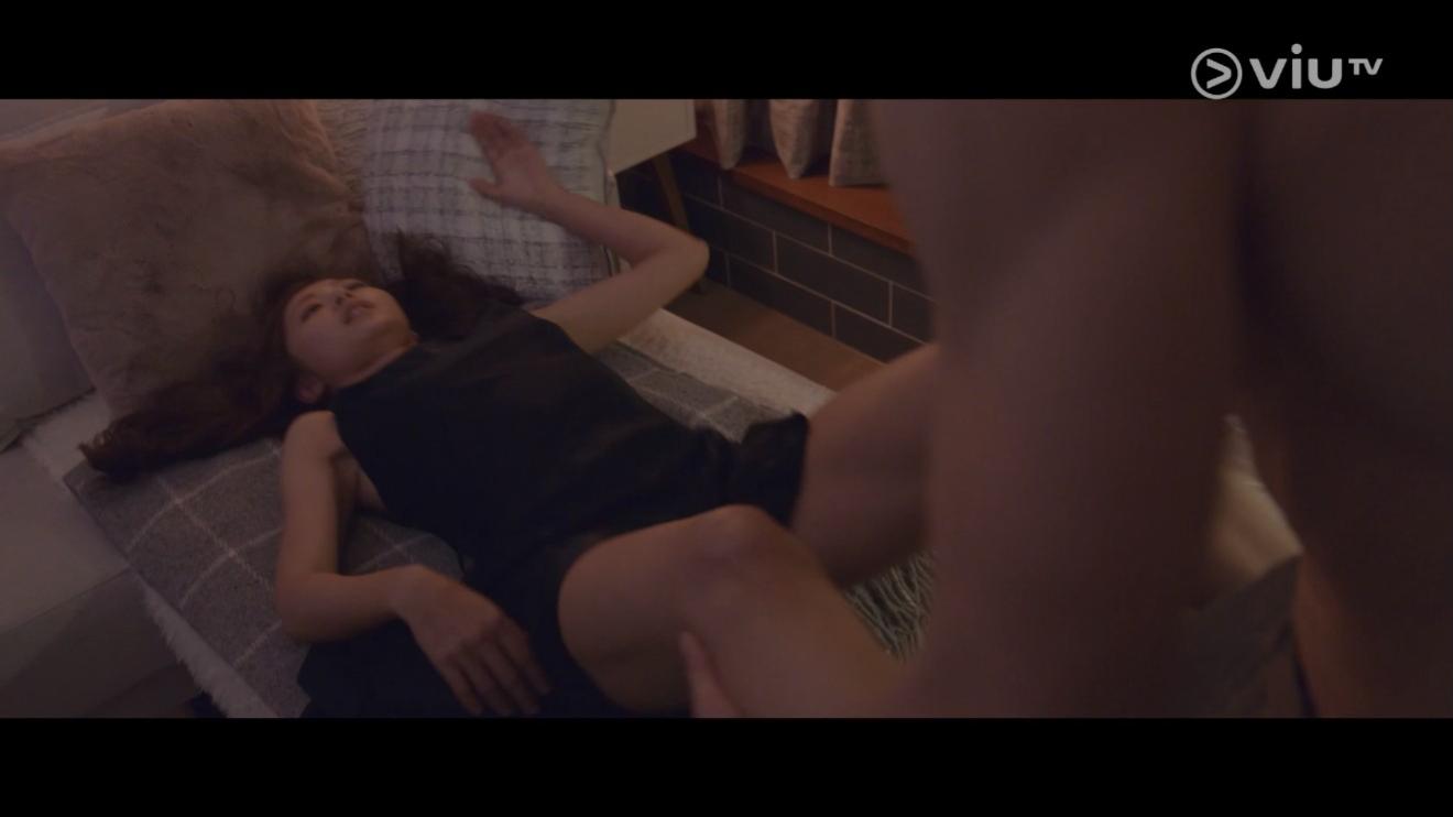 兩人肆無忌憚在客廳激情肉搏。