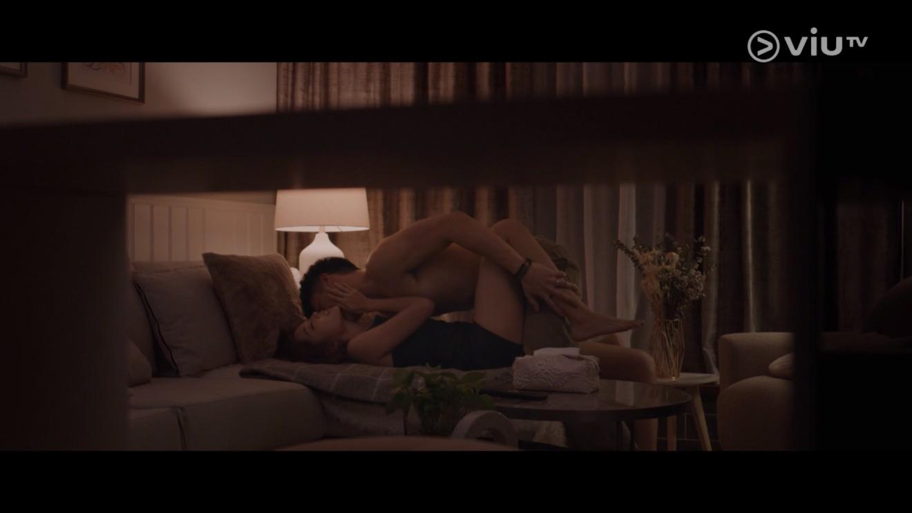 兩人肆無忌憚在客廳激情肉搏。