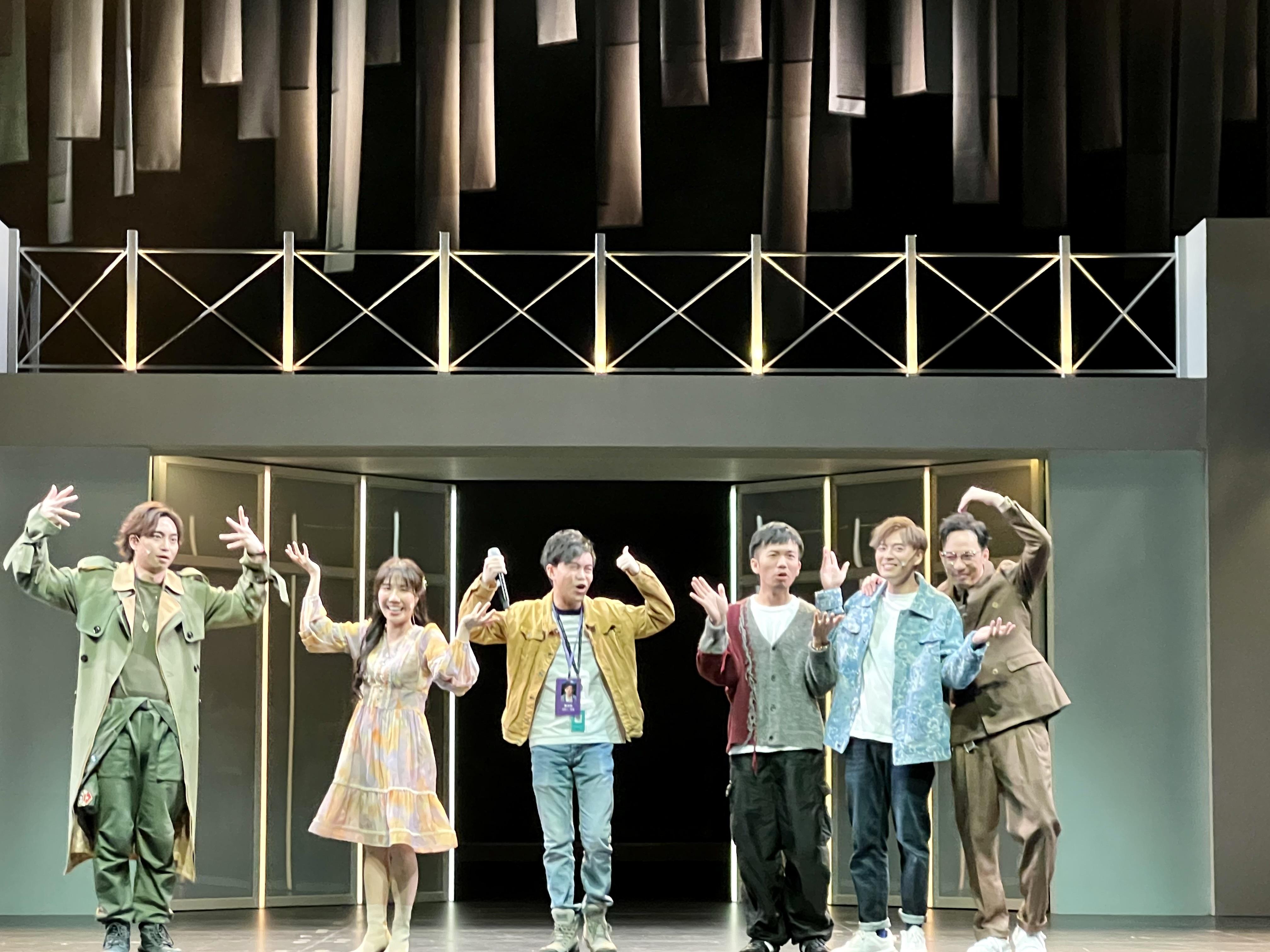 Frankie@MIRROR與強尼首演音樂劇 《大象的告別式》,謝幕時表現興奮。