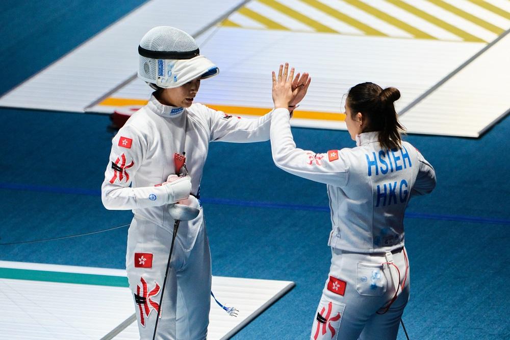 香港女子劍擊代表江旻憓與佘繕妡。(港協暨奧委會圖片)