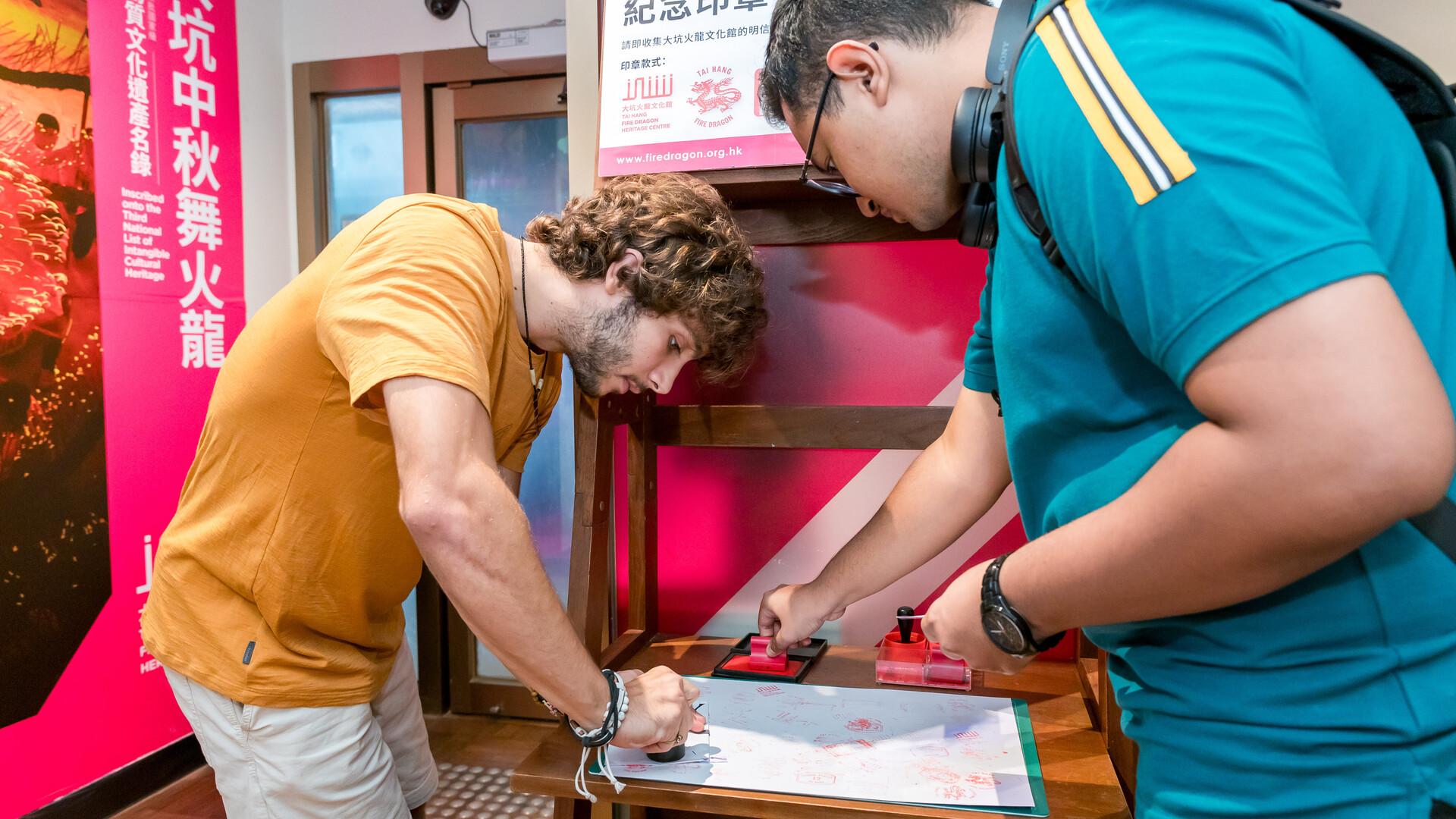 學員參觀大坑火龍文化館,認識舞火龍的起源及意義(旅發局提供)