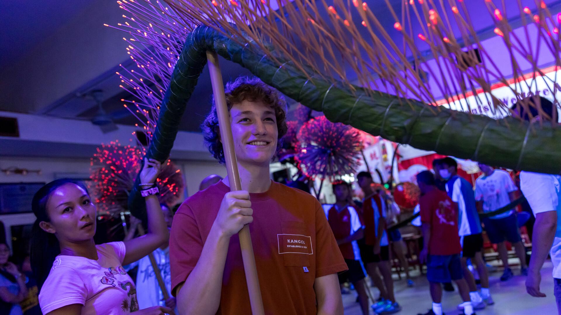 香港夜繽紛|旅發局邀請中外學生舞火龍 西班牙學生大呼體驗不可思議(旅發局提供)