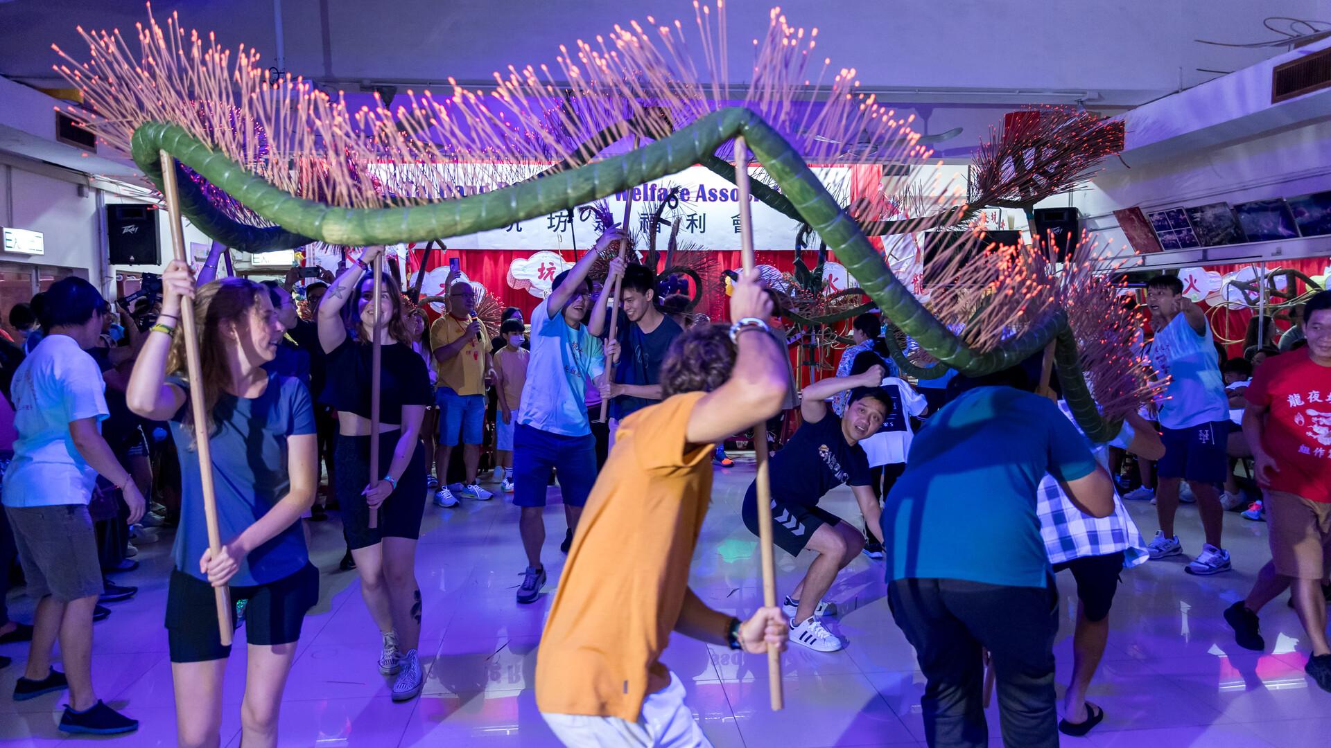香港夜繽紛|旅發局邀請中外學生舞火龍 西班牙學生大呼體驗不可思議(旅發局提供)