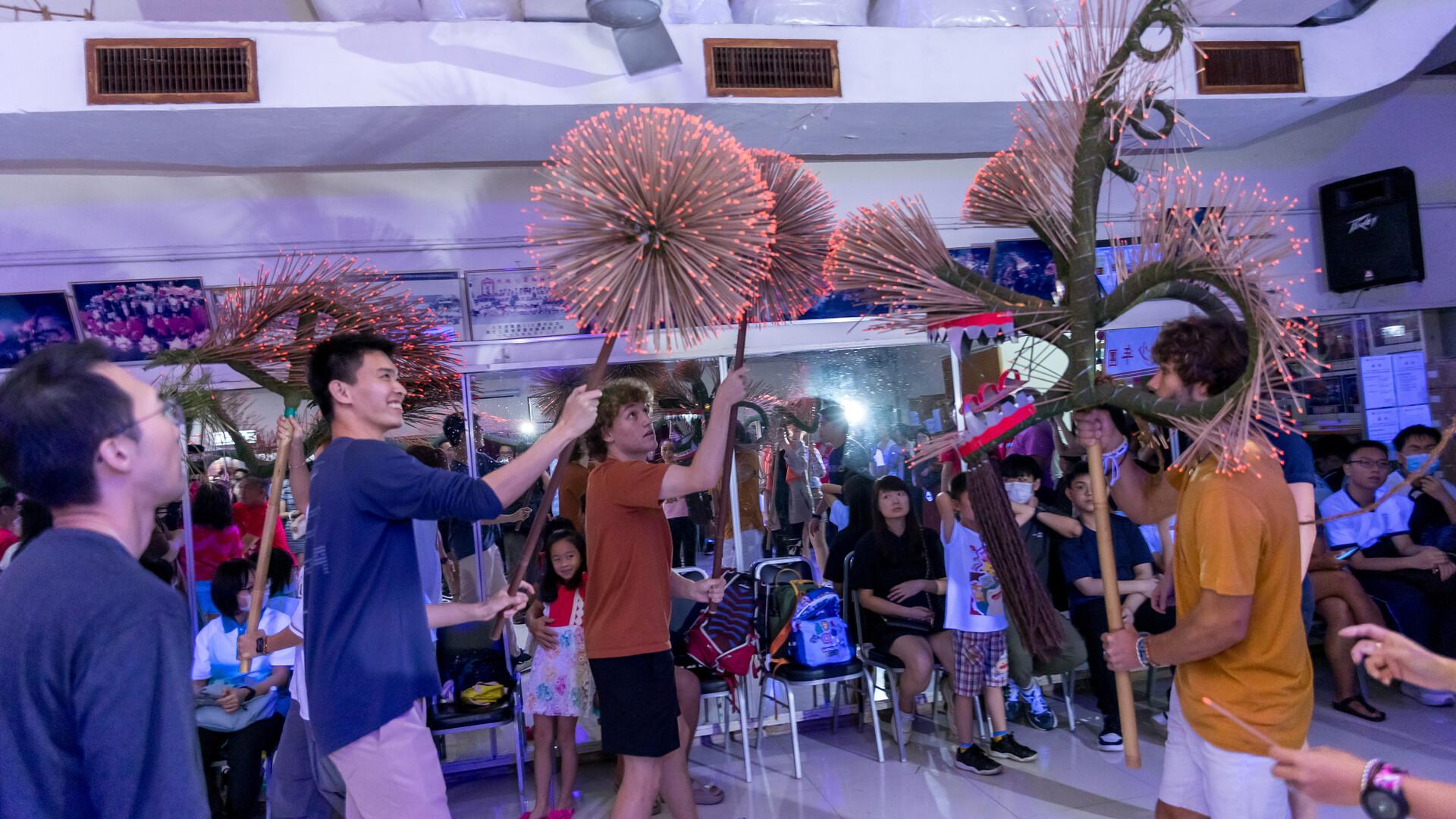 一眾學員學習舞火龍的陣式及技巧,亦嘗試高舉真龍頭感受重量(旅發局提供)