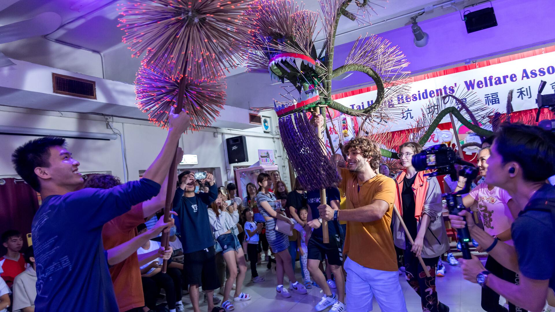香港夜繽紛|旅發局邀請中外學生舞火龍 西班牙學生大呼體驗不可思議(旅發局提供)